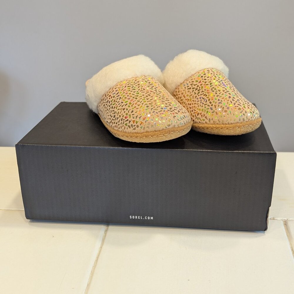 NWT Sorel Youth Nakiska Slide II Slippers Size 4 Girls Iridescent Gold Faux Fur